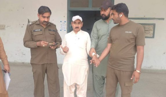 امتحانی مرکز پر چھاپہ، سپریٹنڈنٹ رشوت لیتے ہوئے رنگے ہاتھوں گرفتار