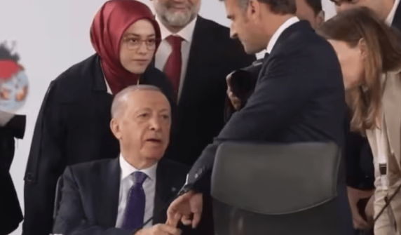 صدر اردوان نے فرانسیسی صدر میکرون کی نفسیاتی چال ناکام بنا دی، ویڈیو سوشل میڈیا پر وائرل