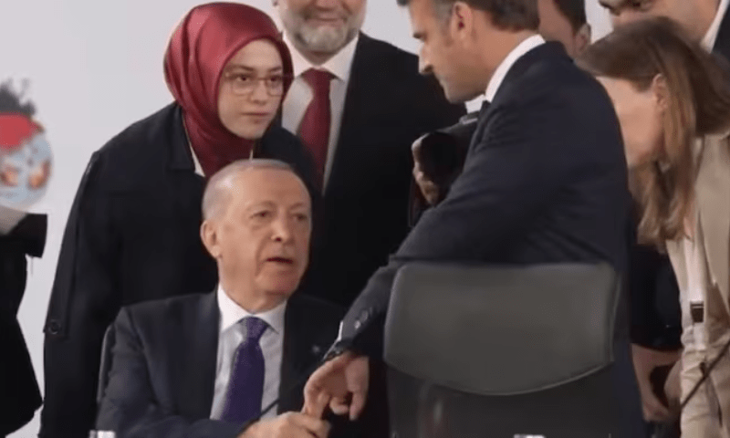 صدر اردوان نے فرانسیسی صدر میکرون کی نفسیاتی چال ناکام بنا دی، ویڈیو سوشل میڈیا پر وائرل
