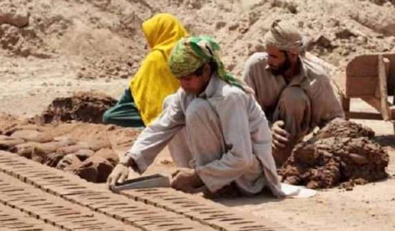 پاکستان سمیت دنیا بھر میں آج عالمی یوم مزدور منایا جارہا ہے