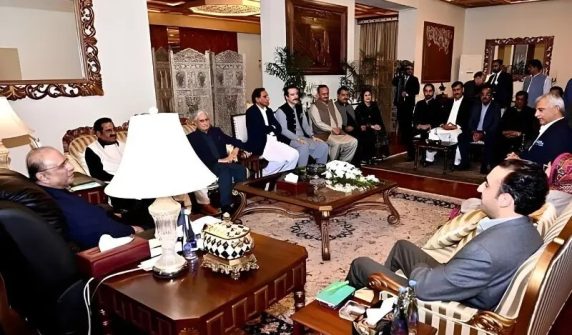 وزیراعظم کے خلاف عدم اعتماد فیصلہ کن مرحلے میں داخل، پیپلز پارٹی کا اہم اجلاس آج زرداری ہاؤس میں طلب