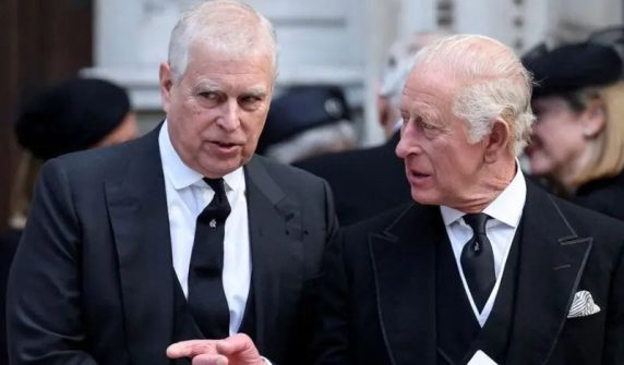 جنسی ہراسانی کے الزامات: شاہ چارلس نے چھوٹے بھائی سے پرنس کا لقب واپس لے لیا