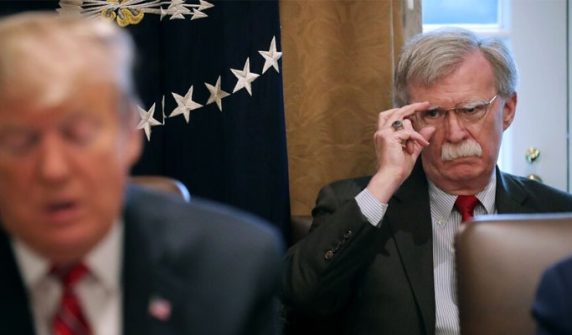 سابق مشیر قومی سلامتی جان بولٹن پر خفیہ معلومات افشا کرنے کا الزام، فردِ جرم عائد