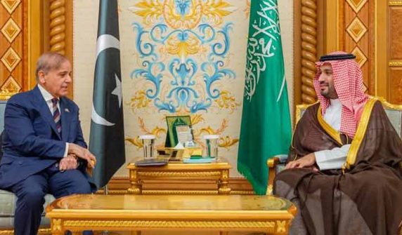 وزیراعظم شہباز شریف کی سعودی ولی عہد محمد بن سلمان سے ملاقات، دوطرفہ تعلقات اور سرمایہ کاری پر گفتگو