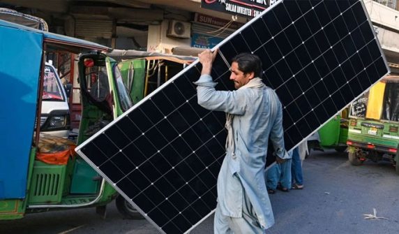 کھاد پر ٹیکس مسترد، اب سولر پینلز اور انٹرنیٹ پر ٹیکس بڑھانے کی تیاری