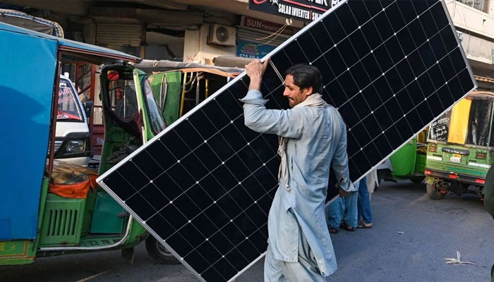 کھاد پر ٹیکس مسترد، اب سولر پینلز اور انٹرنیٹ پر ٹیکس بڑھانے کی تیاری