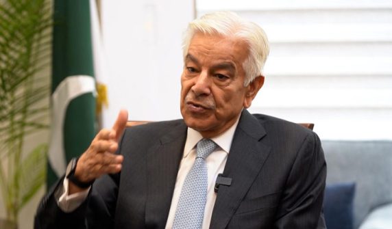 اکانومسٹ کی خبر درست، بشریٰ بی بی سکیورٹی خطرہ، تحقیقات ہونی چاہئے خواجہ آصف