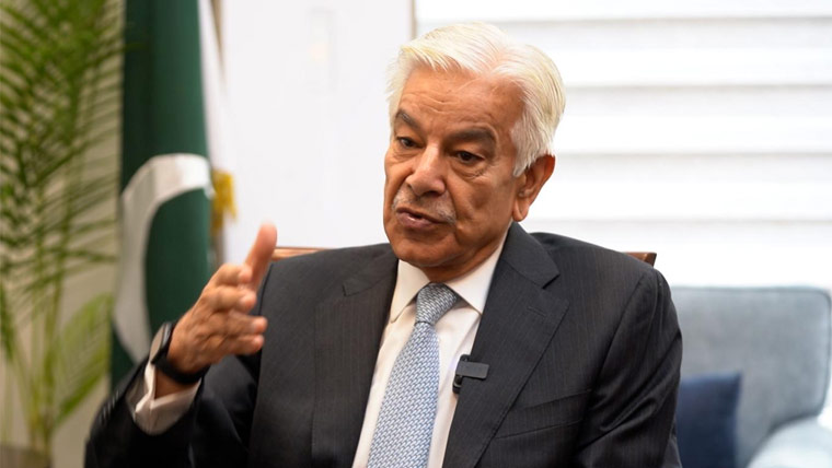 اکانومسٹ کی خبر درست، بشریٰ بی بی سکیورٹی خطرہ، تحقیقات ہونی چاہئے خواجہ آصف