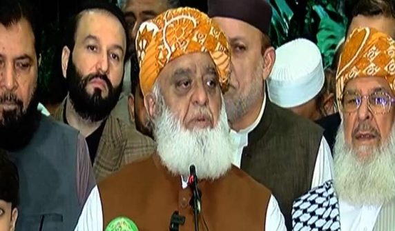 اگر دستبردار شقوں میں سے کوئی 27ویں ترمیم میں آئی تو سخت مخالفت کریں گے فضل الرحمان