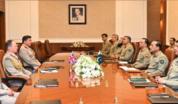 برطانوی فوج کے چیف آف جنرل اسٹاف کی جی ایچ کیو راولپنڈی میں آرمی چیف سے ملاقات
