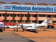 تیجس کی تباہی کے بعد بھارتی ایئروناٹکس کمپنی کے شیئرز گر گئے