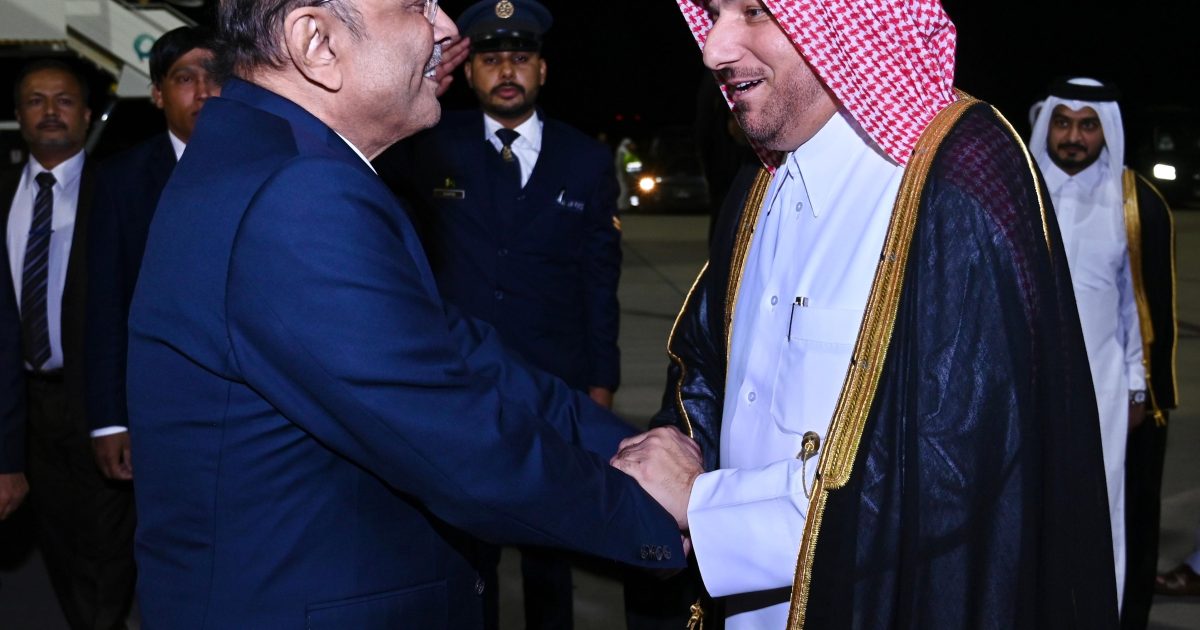 صدر آصف علی زرداری تین روزہ سرکاری دورے پر دوحہ پہنچ گئے