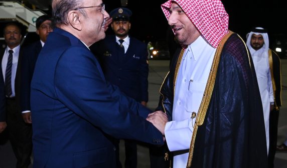 صدر آصف علی زرداری تین روزہ سرکاری دورے پر دوحہ پہنچ گئے