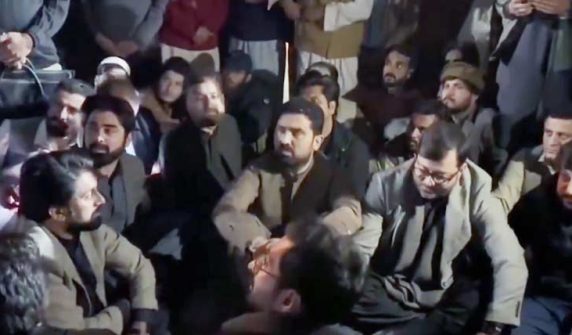 وزیراعلیٰ خیبرپختونخوا سہیل آفریدی نے فیکٹری ناکے پر دھرنا دے دیا