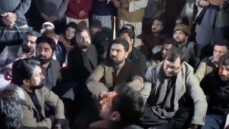 وزیراعلیٰ خیبرپختونخوا سہیل آفریدی نے فیکٹری ناکے پر دھرنا دے دیا