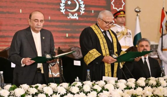 وفاقی آئینی عدالت کے پہلے چیف جسٹس امین الدین خان اور 3 ججز نے حلف اٹھا لیا