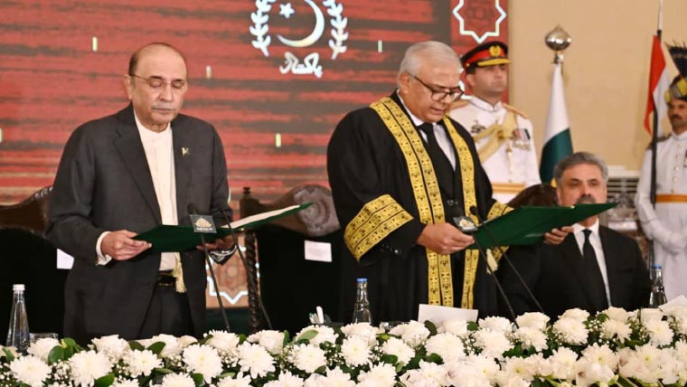 وفاقی آئینی عدالت کے پہلے چیف جسٹس امین الدین خان اور 3 ججز نے حلف اٹھا لیا