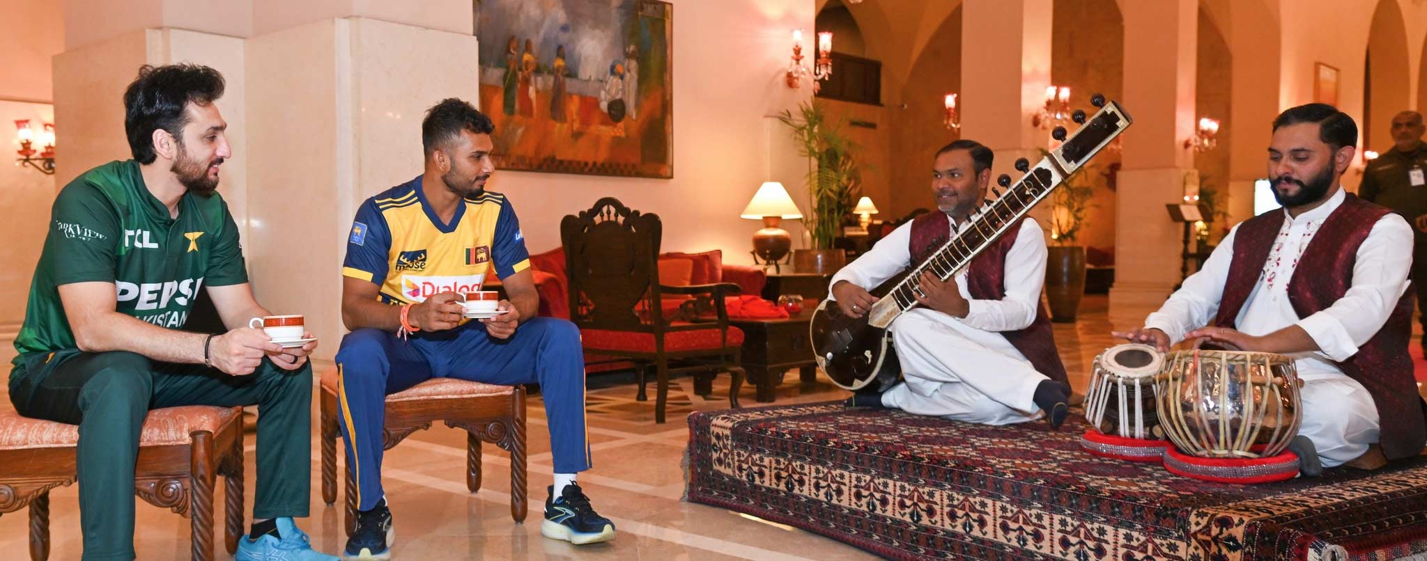 ٹی 20 ٹرائی سیریز کے فائنل سے قبل ٹرافی کی رونمائی