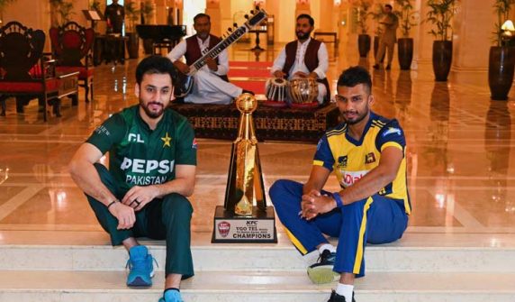 ٹی 20 ٹرائی سیریز کے فائنل سے قبل ٹرافی کی رونمائی