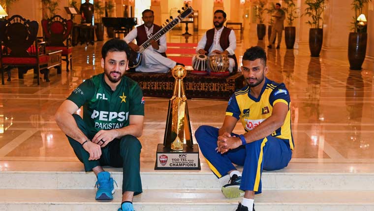 ٹی 20 ٹرائی سیریز کے فائنل سے قبل ٹرافی کی رونمائی