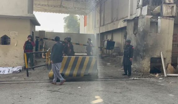 پشاور میں ایف سی ہیڈکوارٹرز پر خودکش حملہ ناکام، 3 اہلکار شہید، 3 دہشت گرد ہلاک