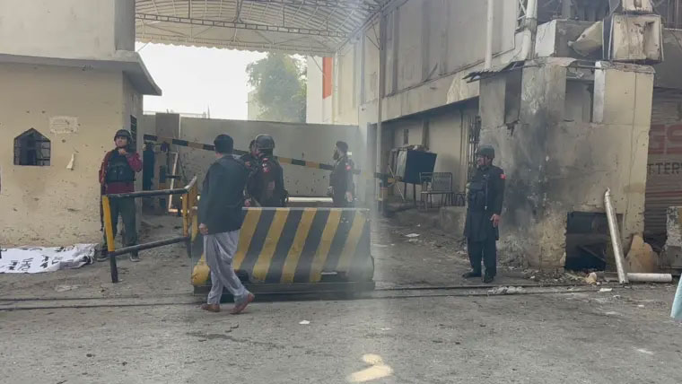 پشاور میں ایف سی ہیڈکوارٹرز پر خودکش حملہ ناکام، 3 اہلکار شہید، 3 دہشت گرد ہلاک