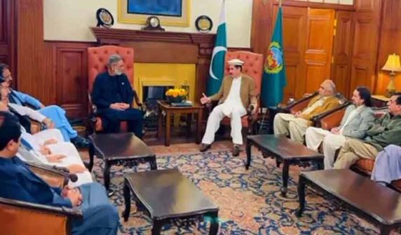 پی ٹی آئی وفد کی گورنر کے پی کے سے ملاقات، امن جرگہ میں شرکت کی دعوت