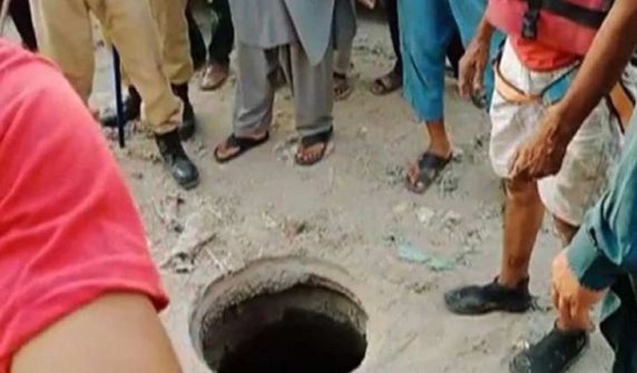 کراچی میں کھلا مین ہول قاتل بن گیا، بچہ گر کر جاں بحق