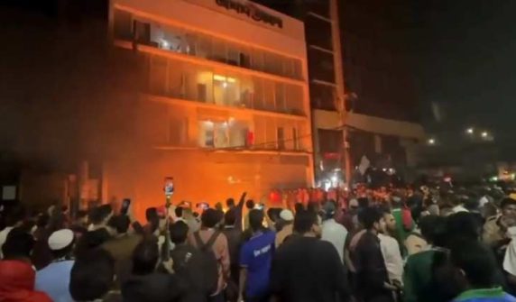 بنگلہ دیش بھارت کےخلاف پرتشدد مظاہرے، عوامی لیگ اور میڈیا کے دفاتر نذر آتش