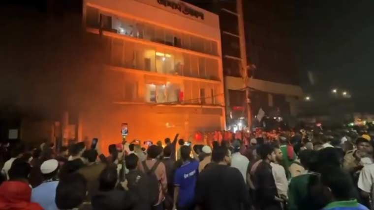 بنگلہ دیش بھارت کےخلاف پرتشدد مظاہرے، عوامی لیگ اور میڈیا کے دفاتر نذر آتش