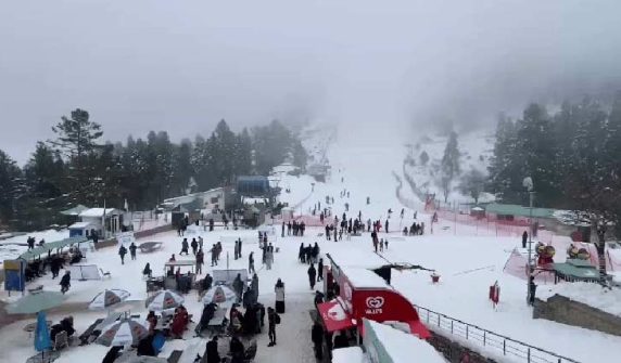 سوات میں موسم سرما کی پہلی برف باری، سیاحوں نے مالم جبہ کا رخ کر لیا