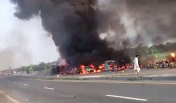 ژوب نیشنل ہائی وے پر ٹرک اور آئل ٹینکر میں آگ بھڑک اٹھی، 6 افراد زخمی