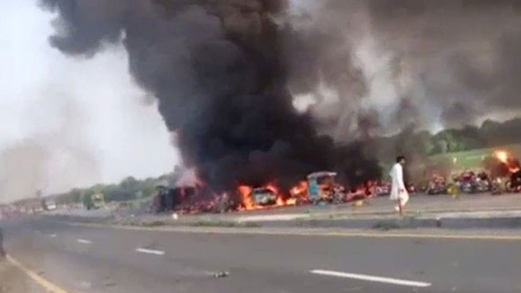 ژوب نیشنل ہائی وے پر ٹرک اور آئل ٹینکر میں آگ بھڑک اٹھی، 6 افراد زخمی