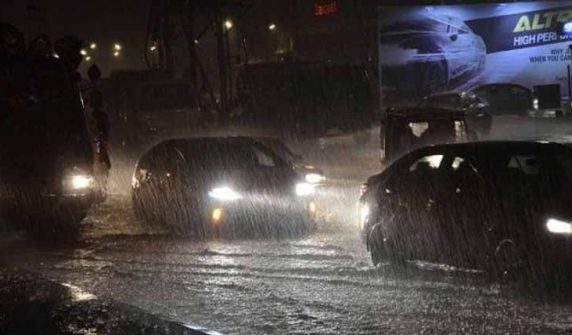 کراچی میں موسم سرما کی پہلی بارش، سردی میں اضافہ، متعدد فیڈرز بند