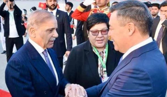 کرغزستان کے صدر 2 روزہ دورے پر اسلام آباد پہنچ گئے، پُرتپاک استقبال