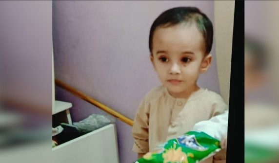 گلشن اقبال میں کھلے مین ہول میں گرنے والے 3 سالہ بچے کی لاش 14 گھنٹے بعد نالے سے برآمد