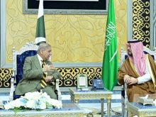 وزیراعظم اعلیٰ سطح کے وفد کے ہمراہ اہم دورے پر سعودی عرب پہنچ گئے