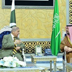 وزیراعظم اعلیٰ سطح کے وفد کے ہمراہ اہم دورے پر سعودی عرب پہنچ گئے