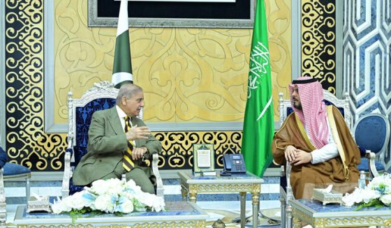 وزیراعظم اعلیٰ سطح کے وفد کے ہمراہ اہم دورے پر سعودی عرب پہنچ گئے