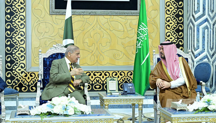 وزیراعظم اعلیٰ سطح کے وفد کے ہمراہ اہم دورے پر سعودی عرب پہنچ گئے