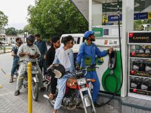 قیمتوں میں کمی کے باوجود پیٹرول اور ڈیزل اب بھی مہنگے
