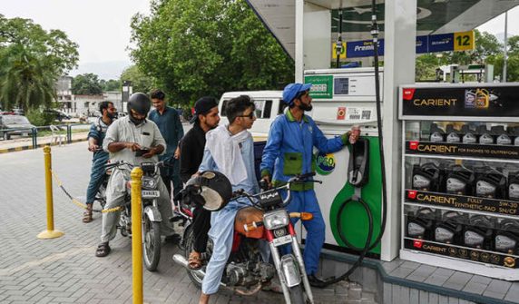 قیمتوں میں کمی کے باوجود پیٹرول اور ڈیزل اب بھی مہنگے