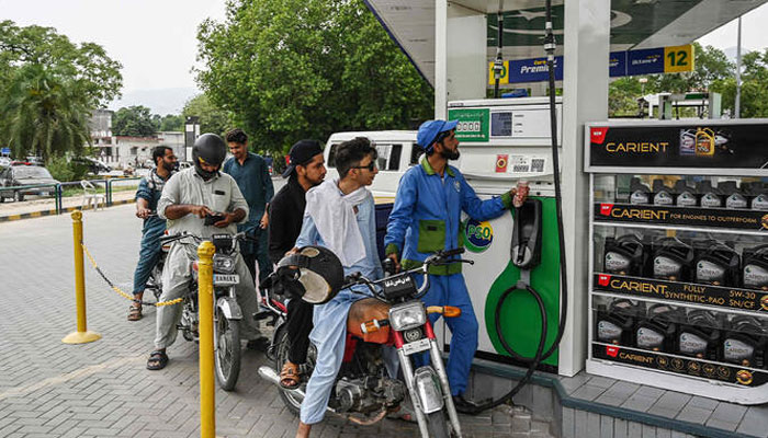 قیمتوں میں کمی کے باوجود پیٹرول اور ڈیزل اب بھی مہنگے