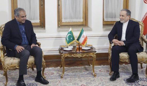 محسن نقوی کی عباس عراقچی سے ملاقات، امریکا ایران مذاکراتی عمل پر تبادلہ خیال